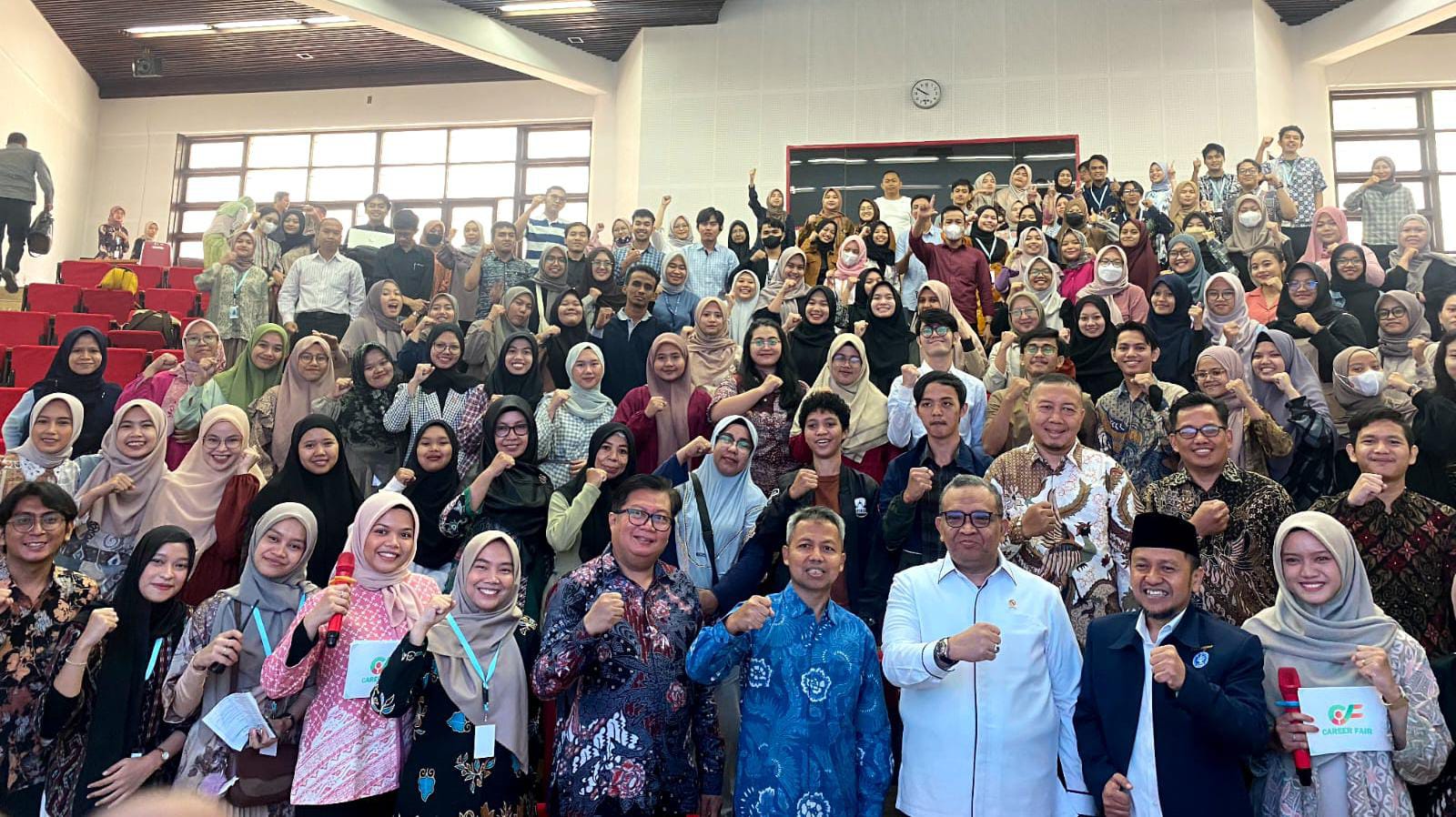 Foto bersama Wamenaker RI Afriansyah Noor dalam acara Career Fair yang diselenggarakan FW IPB University